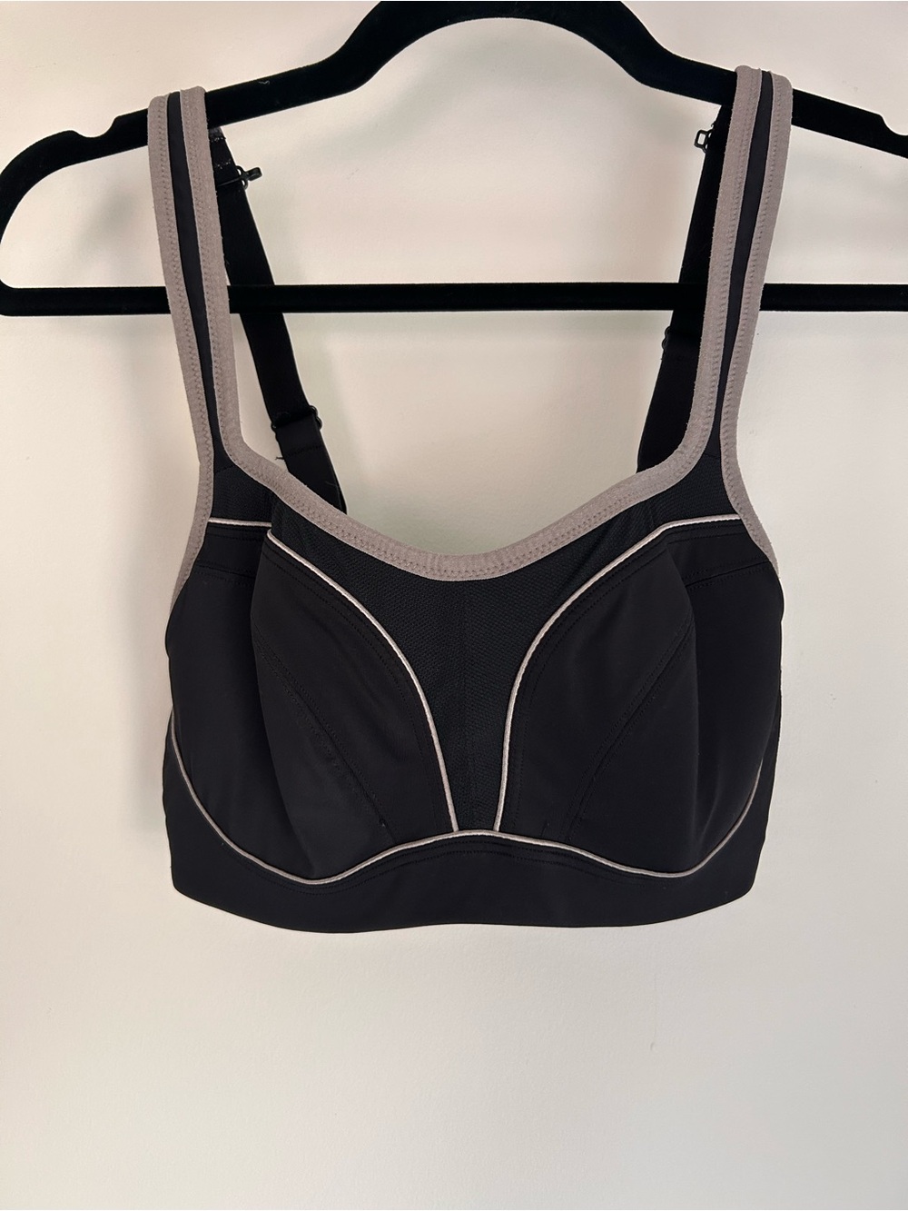 High-Impact Black Sports Bra with Contrast Cream Trim